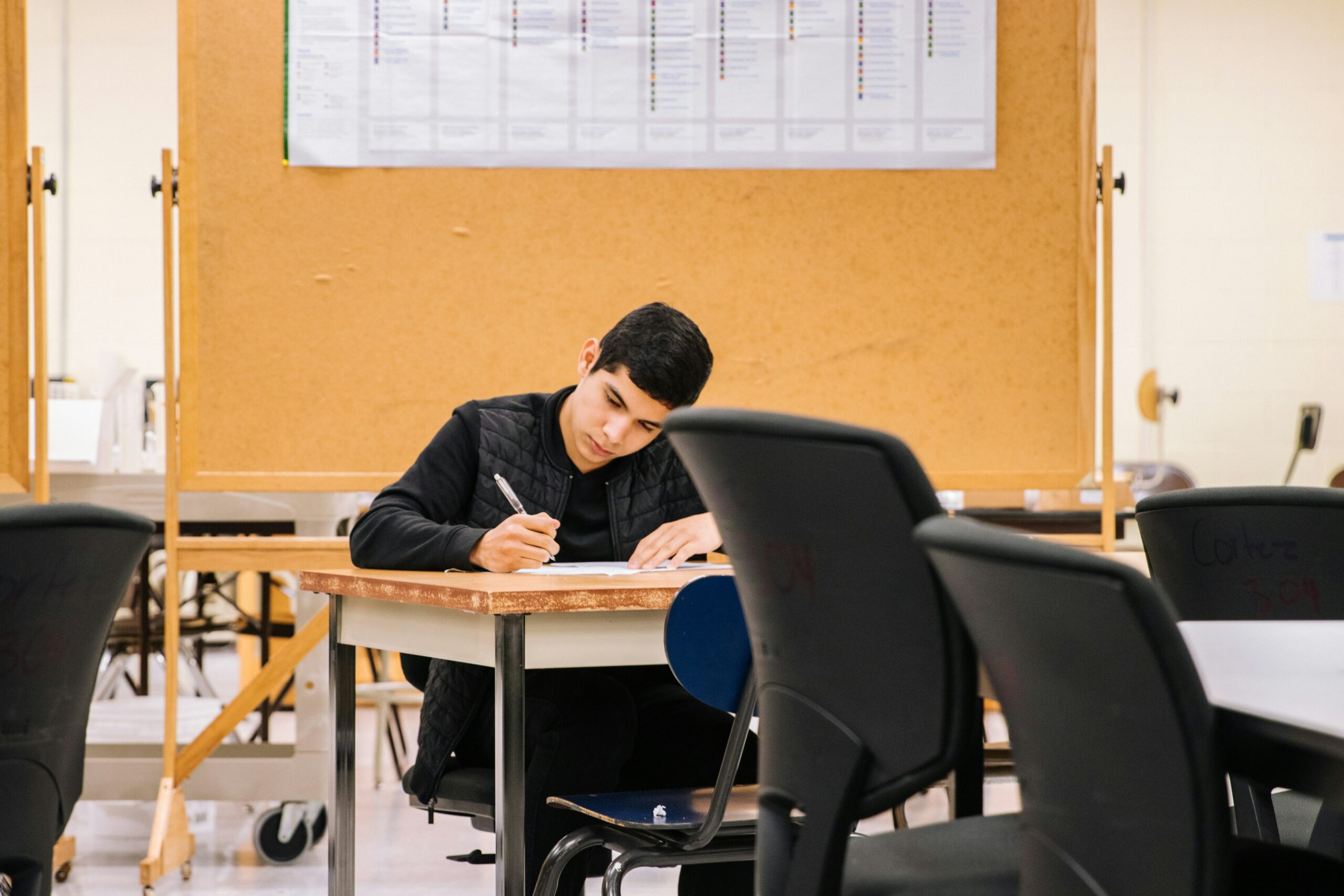 Élève concentré travaillant sur des exercices de mathématiques