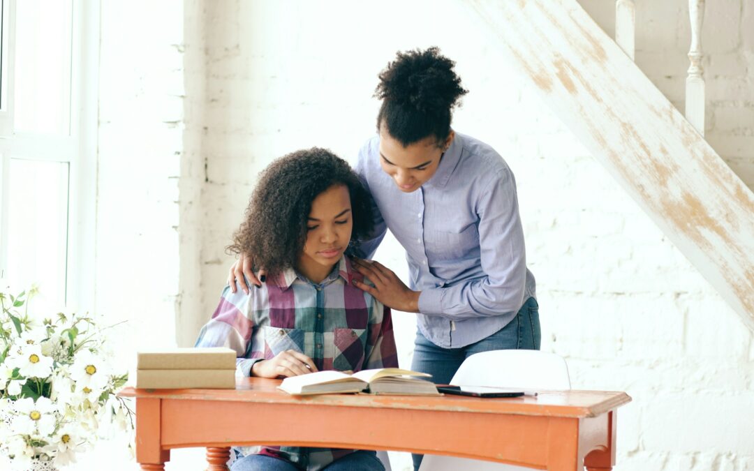 Parent et adolescent en discussion bienveillante sur les difficultes en maths