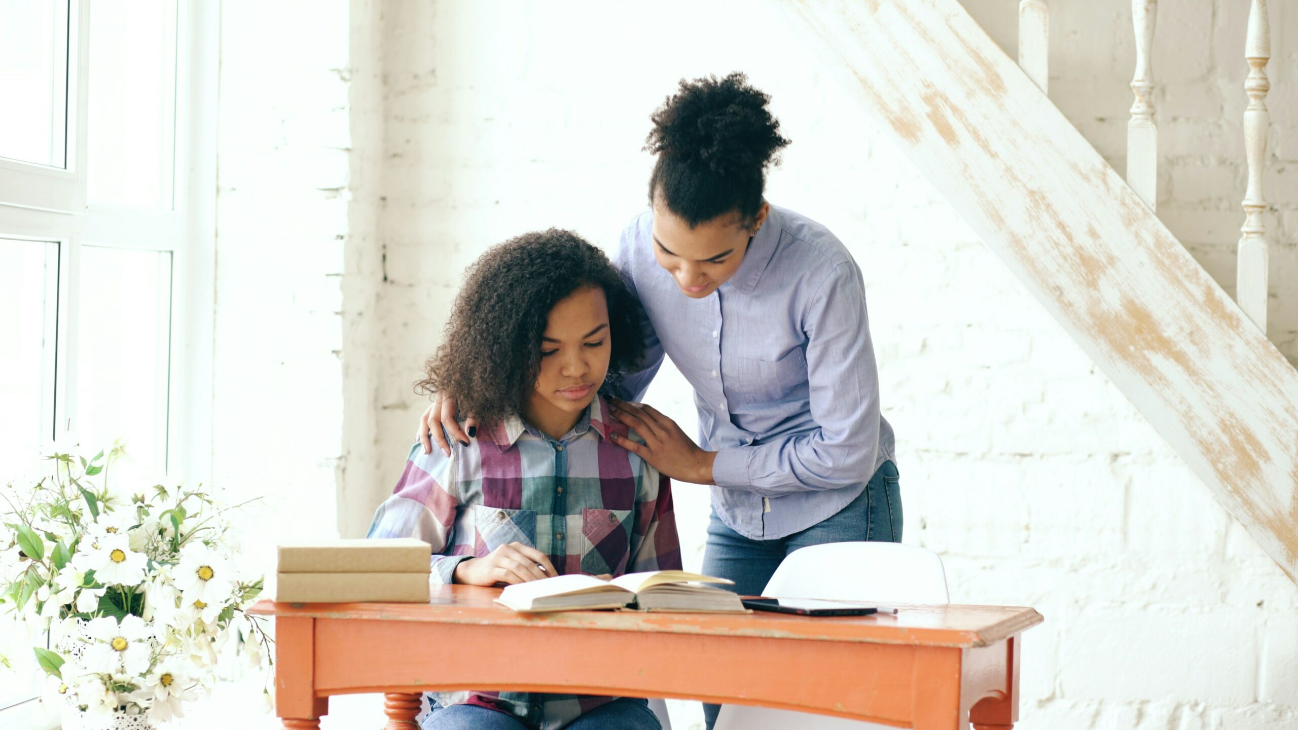 Parent et adolescent en discussion bienveillante sur les difficultés en maths