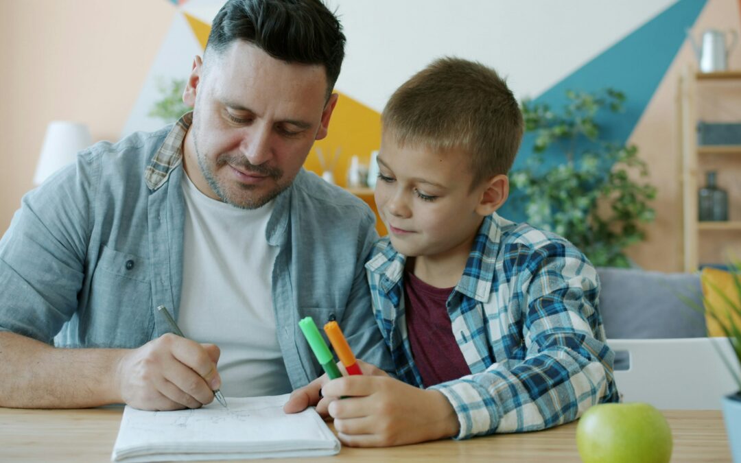 Parent et enfant choisissant un professeur particulier de maths