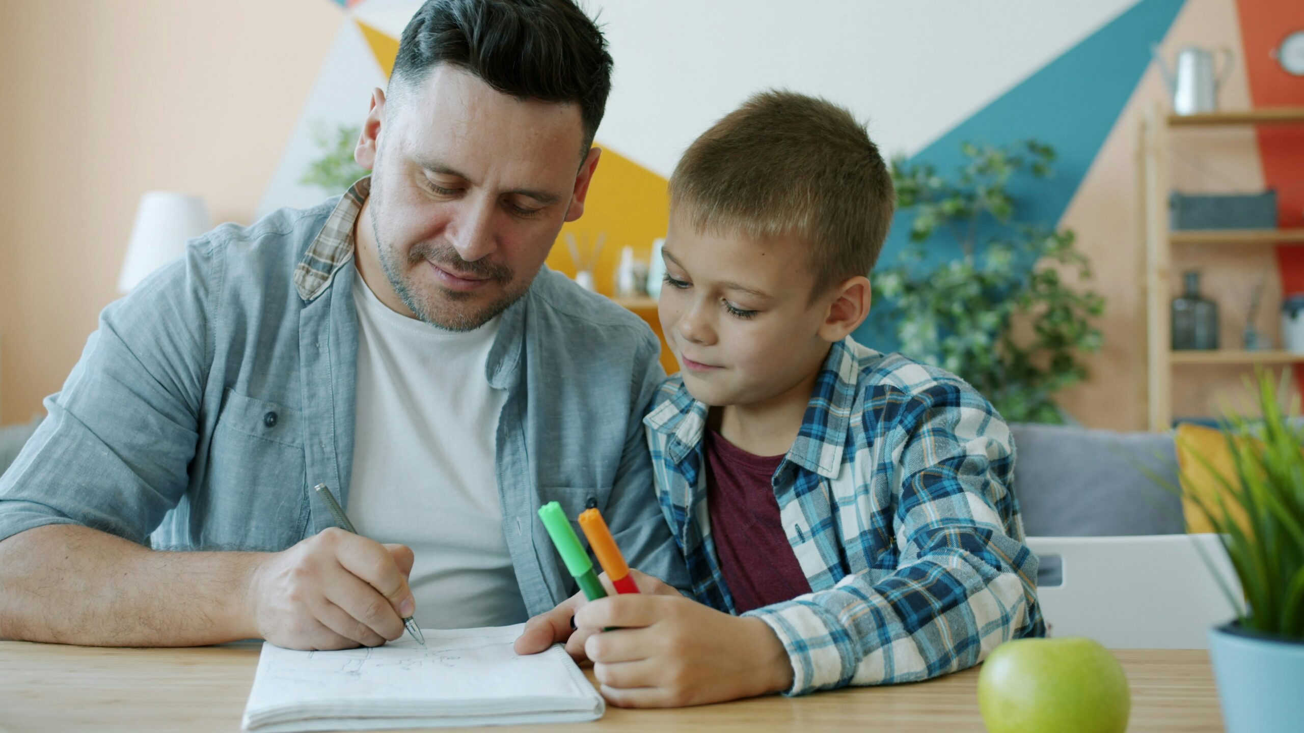 Parent et enfant choisissant un professeur particulier de maths